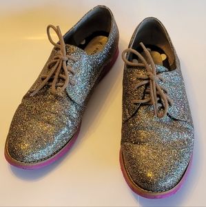 Madden Girl Oxford Tie Shoes, Gold Metallic Glitter with Fushia Rubber Soles.
